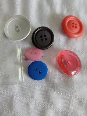 Set 11 : six handmade brooches with acrylic buttons